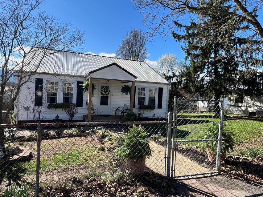 Photo #2: 424 Bay Street