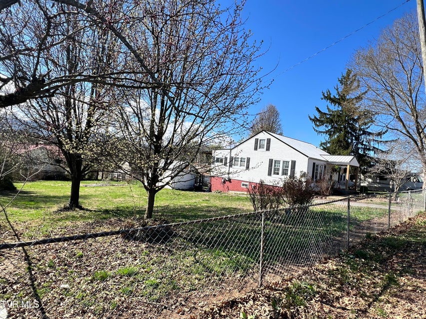 Photo #4: 424 Bay Street