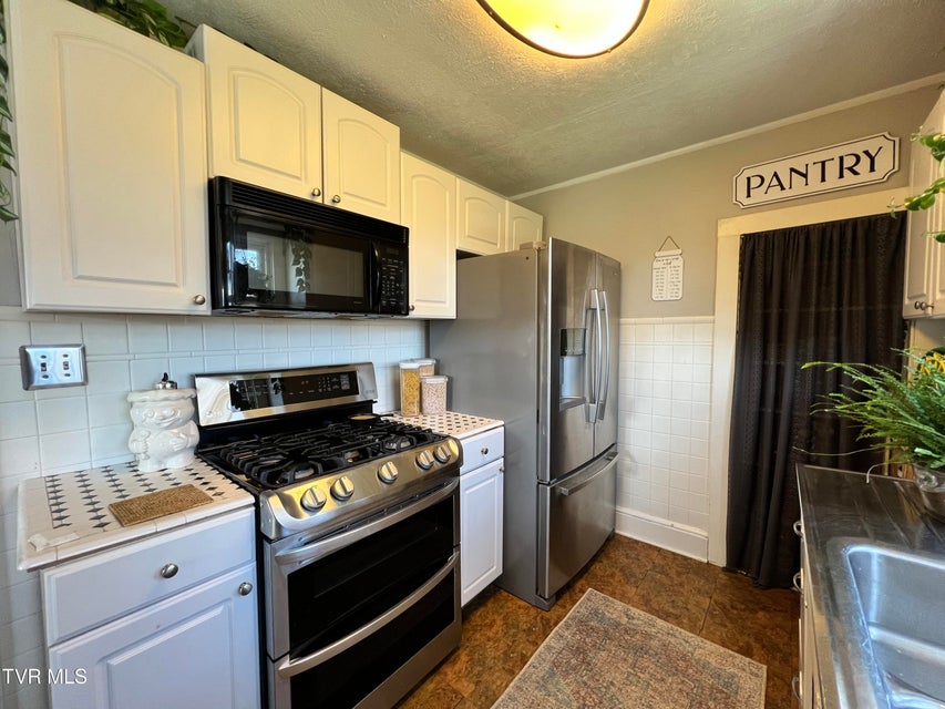 Photo #18: 424 Bay Street