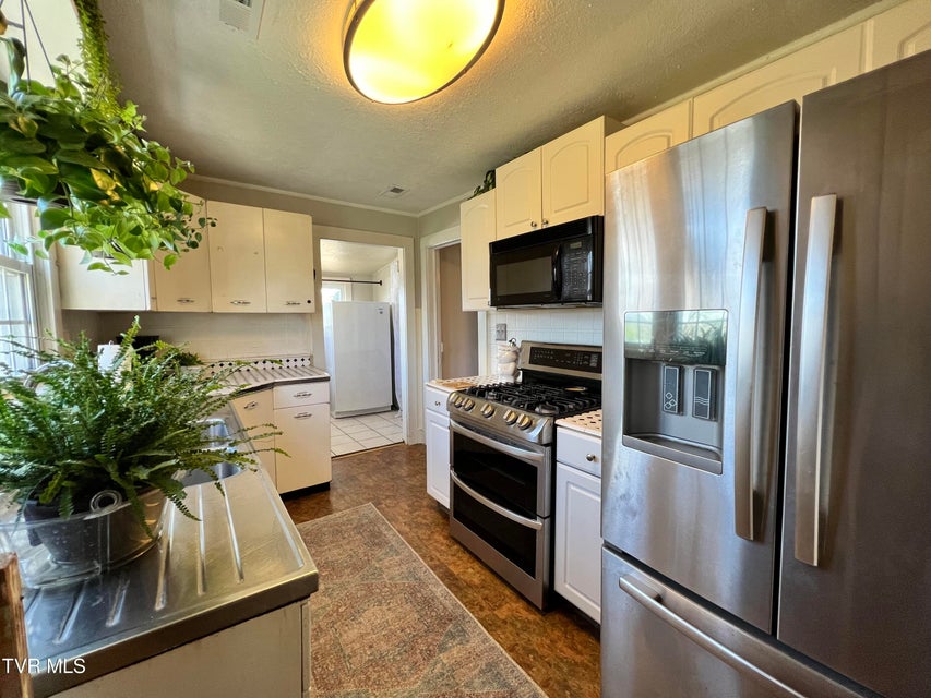 Photo #19: 424 Bay Street