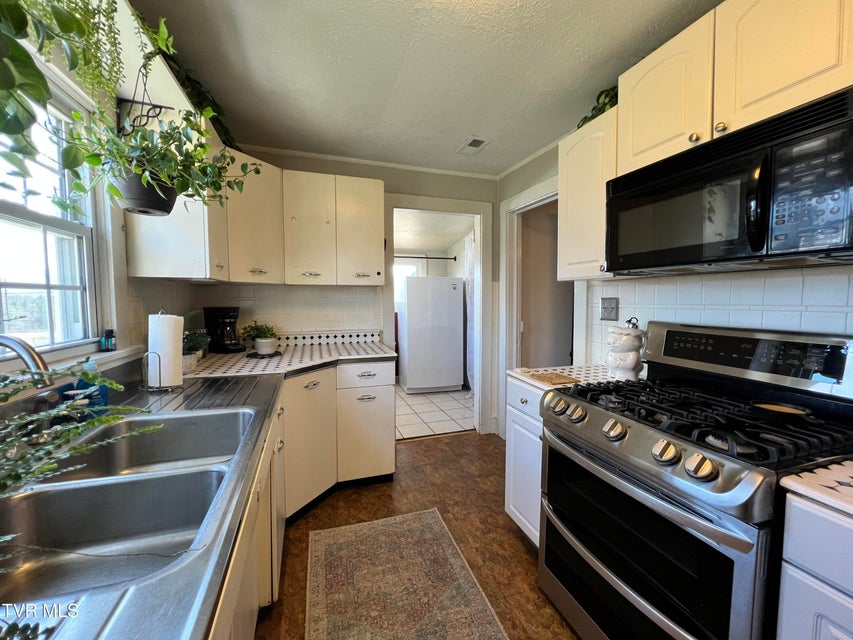 Photo #20: 424 Bay Street