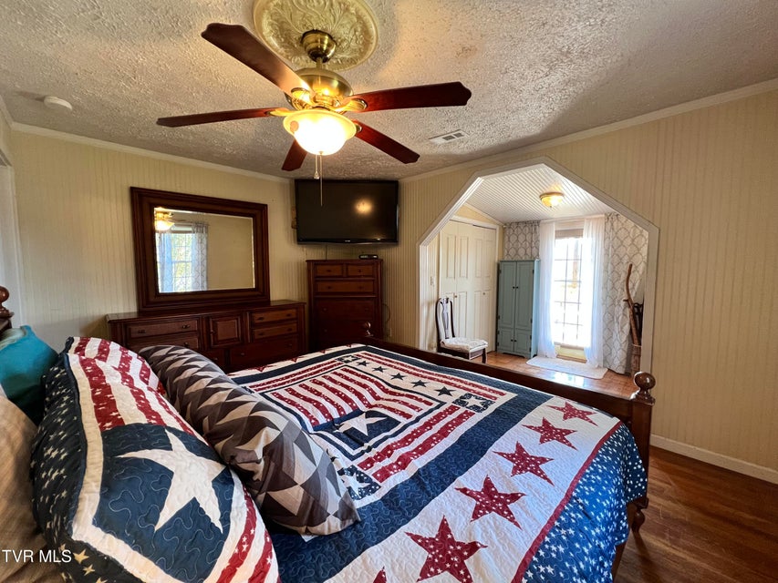 Photo #27: 424 Bay Street