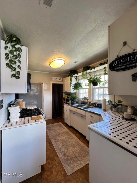 Photo #14: 424 Bay Street