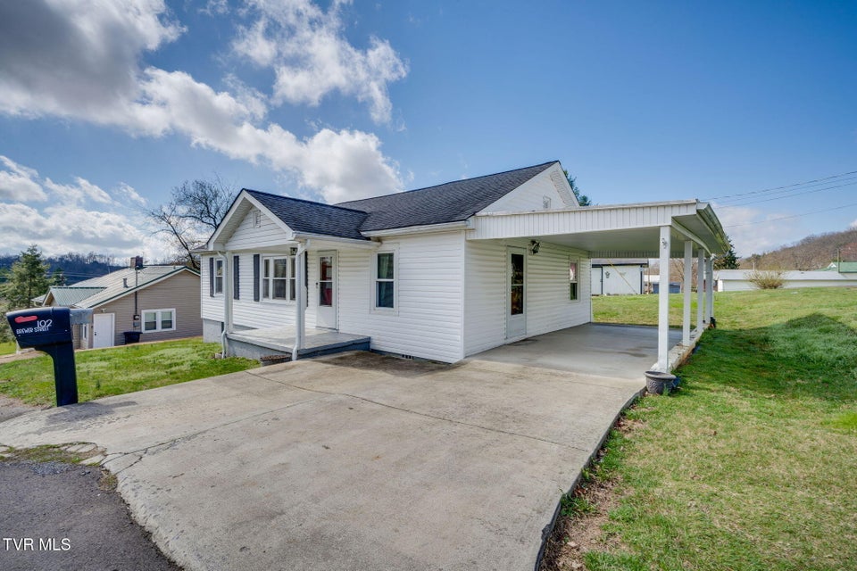 Photo #3: 102 Brewer Street