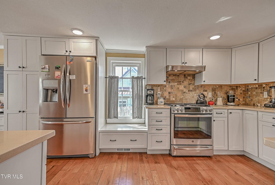 Photo #11: 1527 Edgemont Avenue