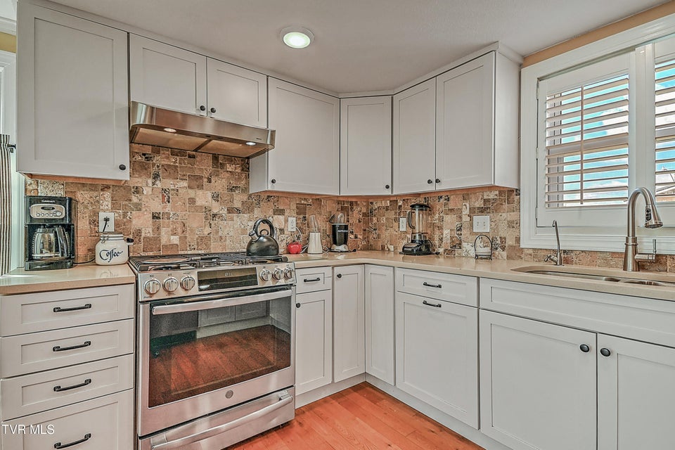 Photo #15: 1527 Edgemont Avenue