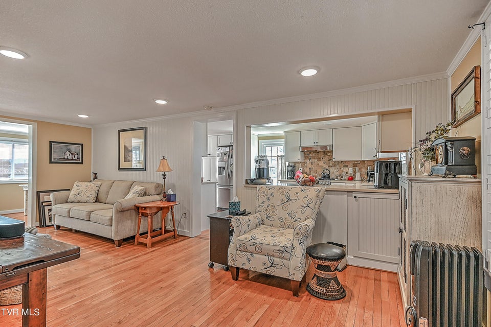 Photo #6: 1527 Edgemont Avenue