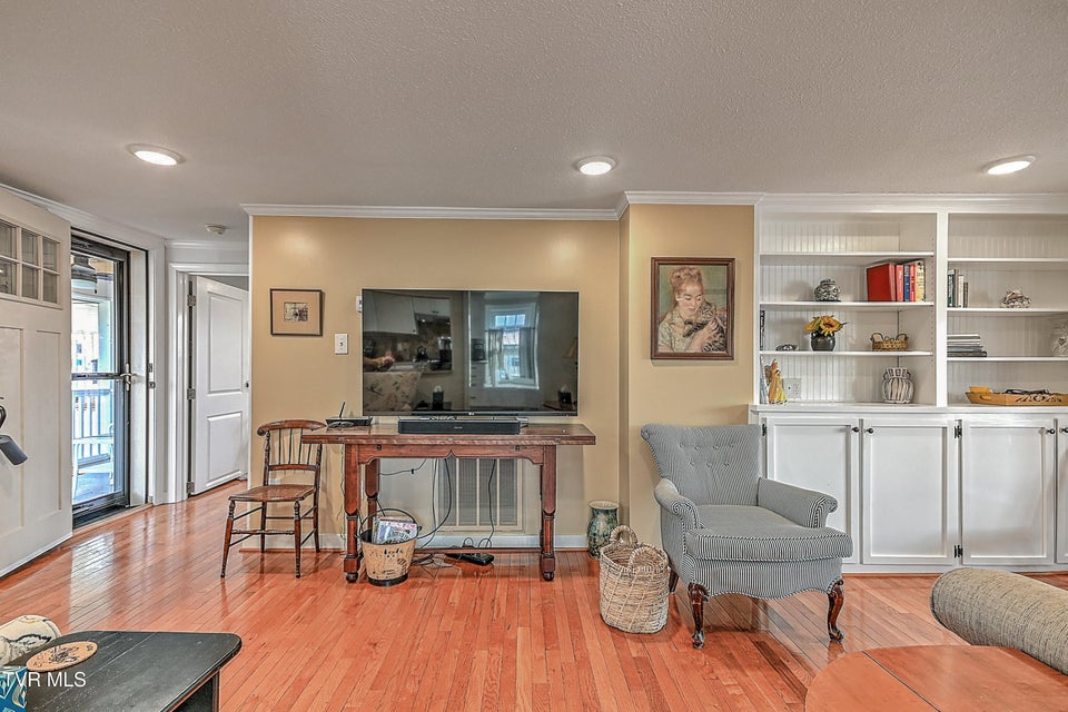 Photo #7: 1527 Edgemont Avenue