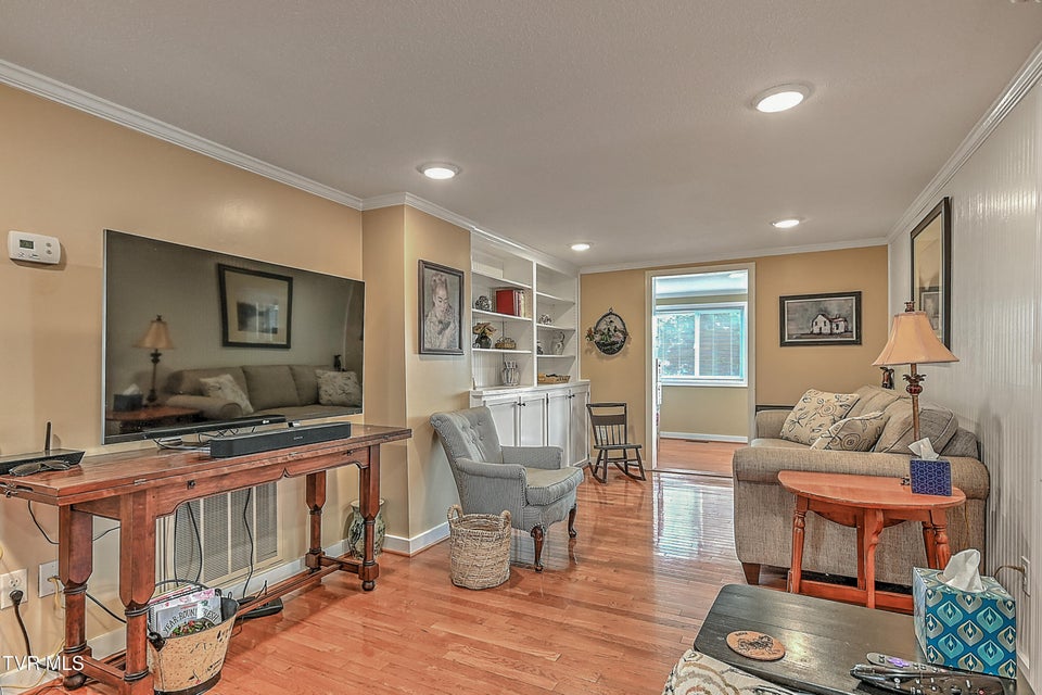 Photo #10: 1527 Edgemont Avenue