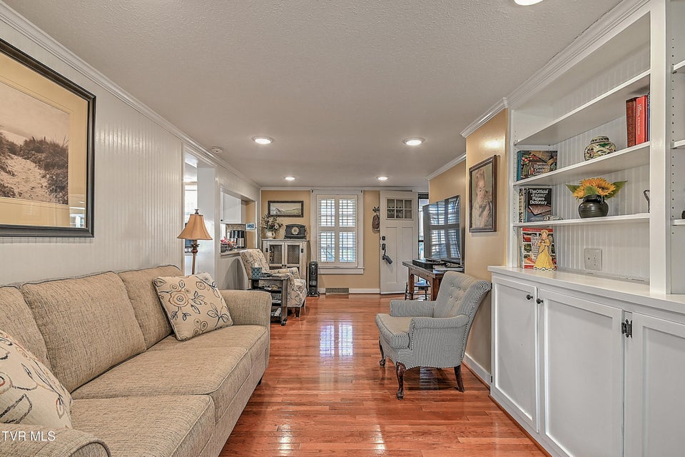 Photo #9: 1527 Edgemont Avenue