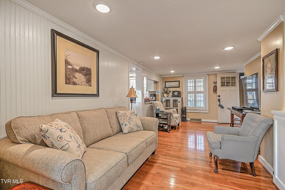 Photo #8: 1527 Edgemont Avenue