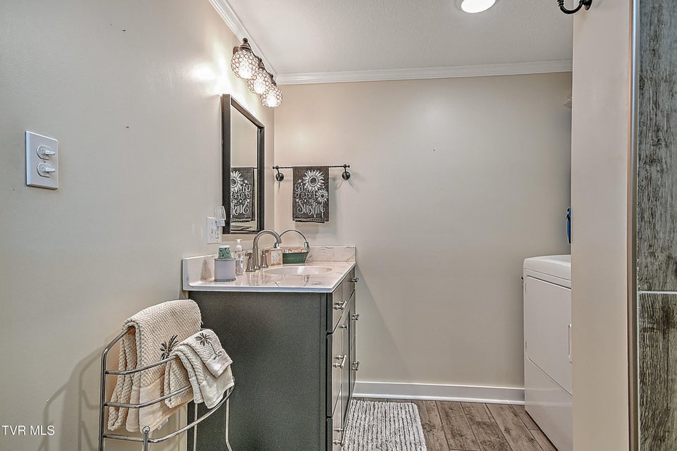 Photo #27: 1527 Edgemont Avenue