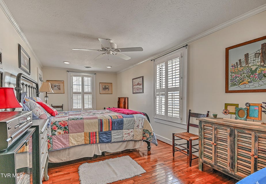 Photo #31: 1527 Edgemont Avenue