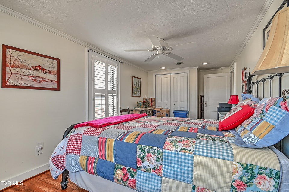 Photo #32: 1527 Edgemont Avenue