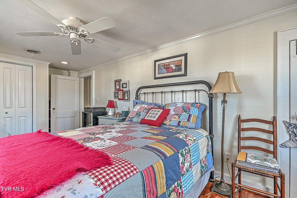 Photo #33: 1527 Edgemont Avenue