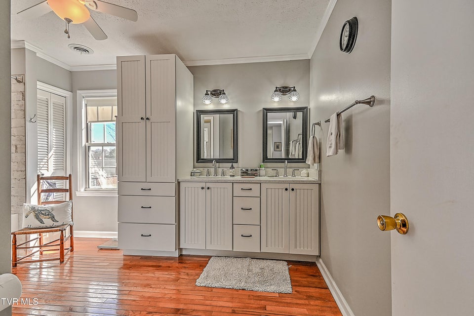 Photo #34: 1527 Edgemont Avenue