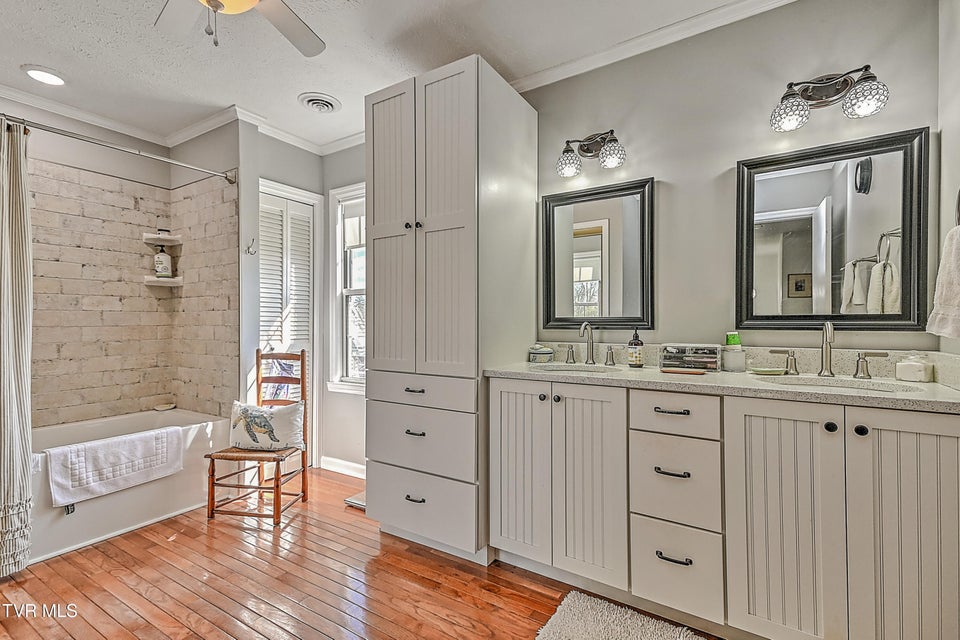 Photo #35: 1527 Edgemont Avenue