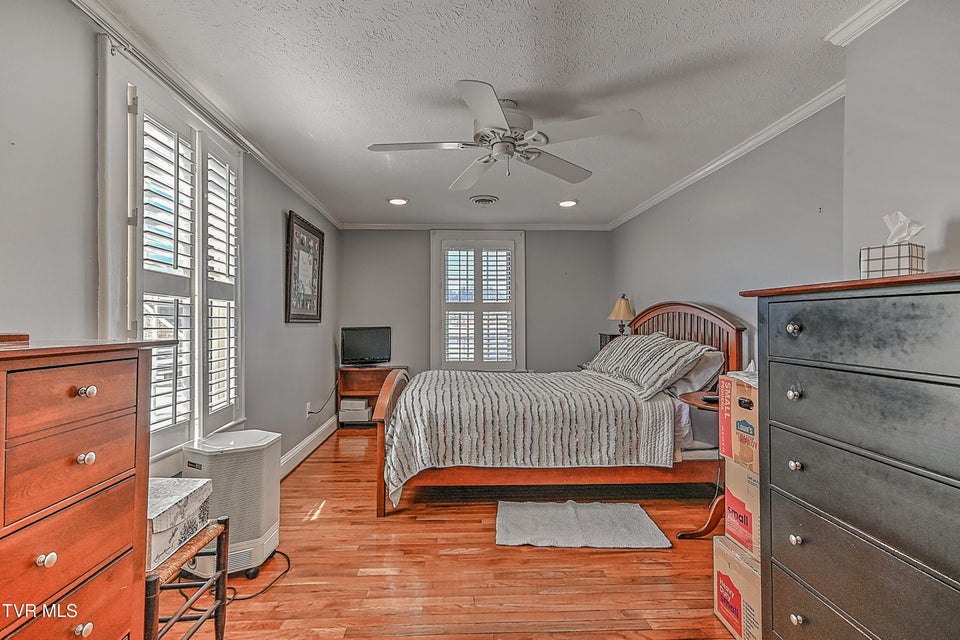 Photo #38: 1527 Edgemont Avenue