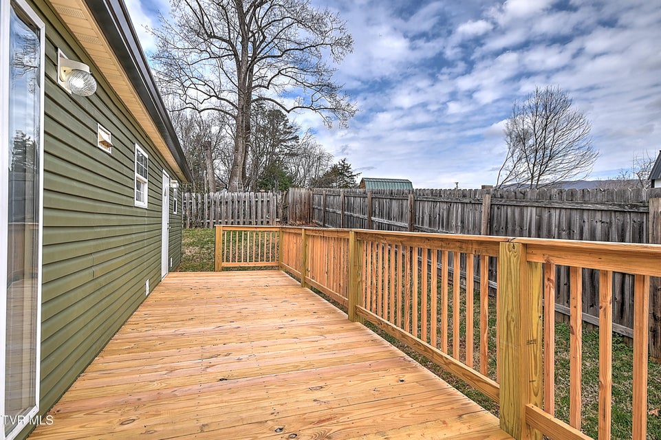 Photo #4: 299 Roosevelt Avenue