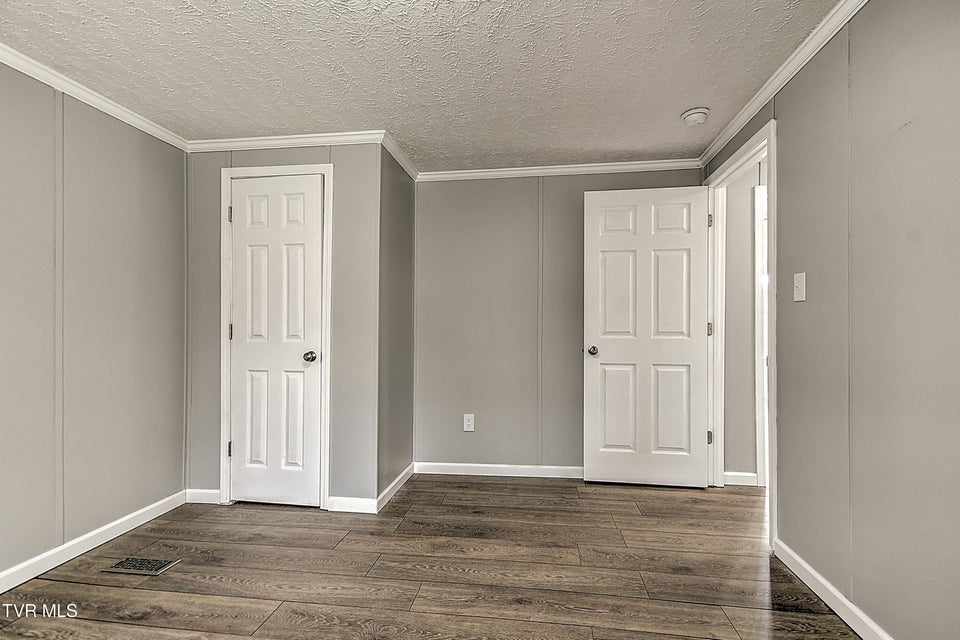 Photo #33: 299 Roosevelt Avenue