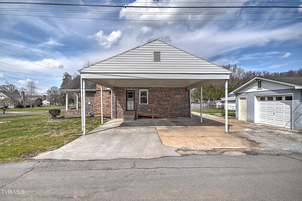 Photo #32: 711 Parkway Boulevard