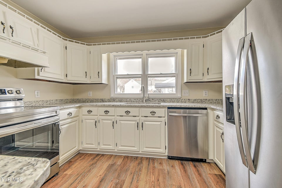 Photo #21: 711 Parkway Boulevard