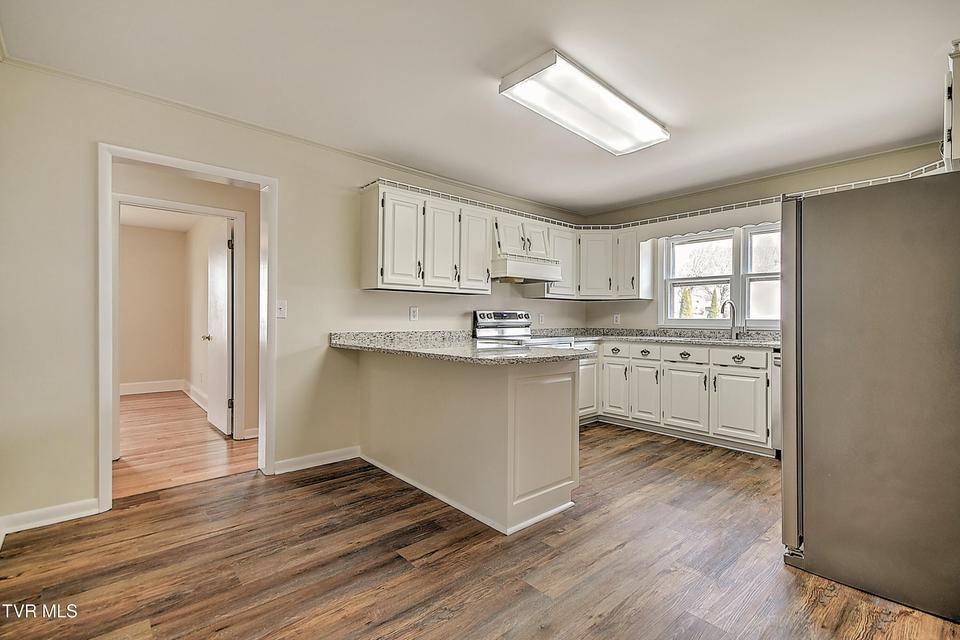 Photo #18: 711 Parkway Boulevard