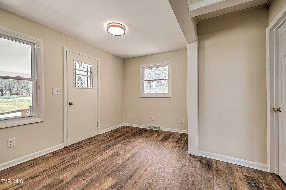 Photo #16: 711 Parkway Boulevard