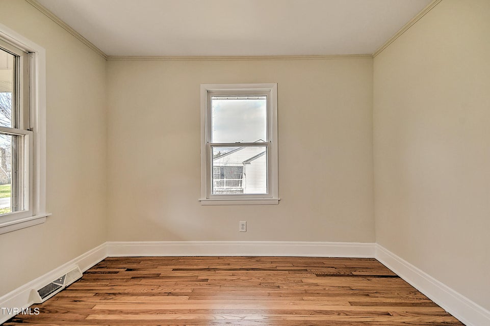 Photo #8: 711 Parkway Boulevard