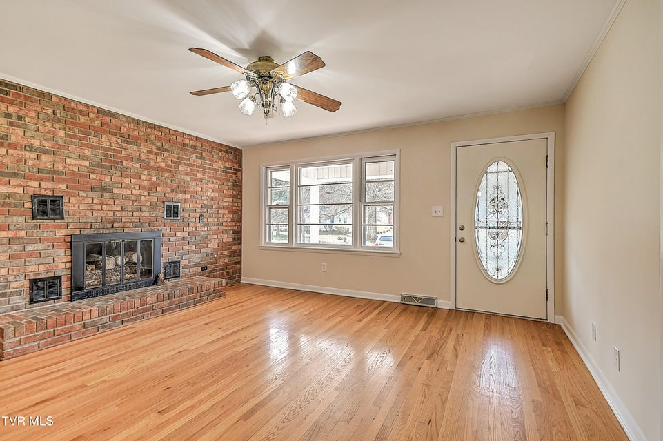 Photo #4: 711 Parkway Boulevard