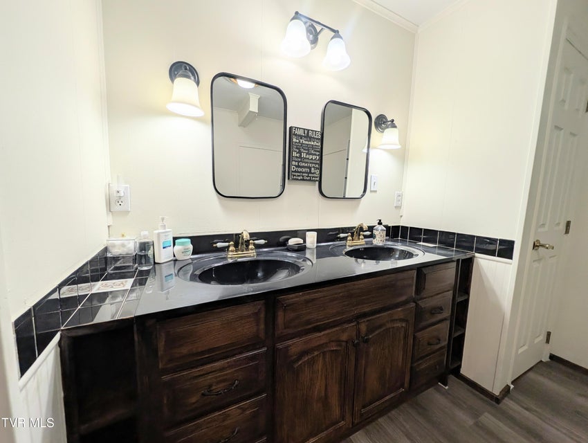 Photo #44: 246 The New Road