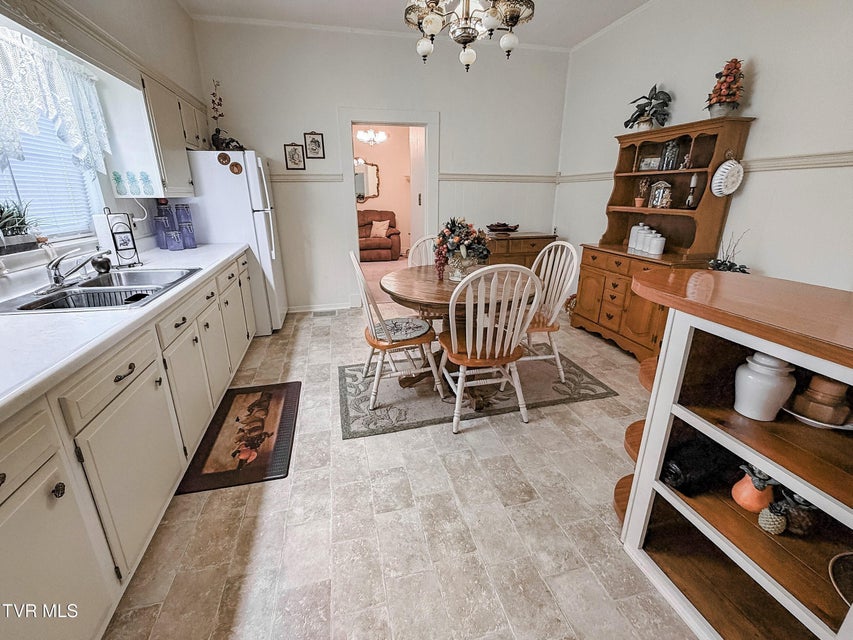 Photo #7: 631 6th St 