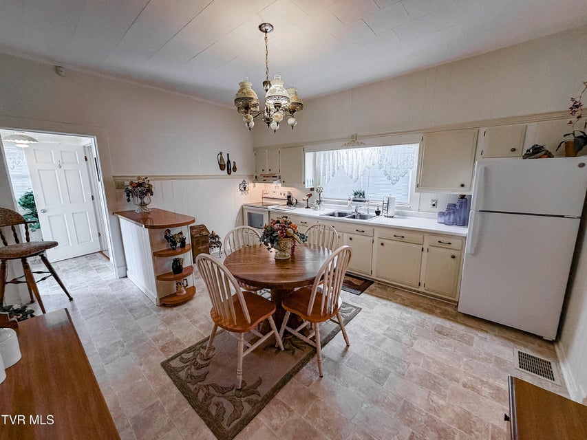 Photo #10: 631 6th St 