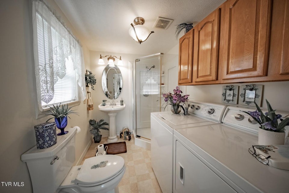 Photo #11: 631 6th St 