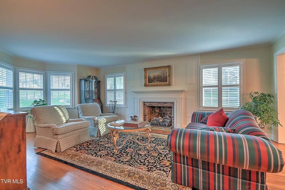 Photo #5: 2041 Edgemont Avenue