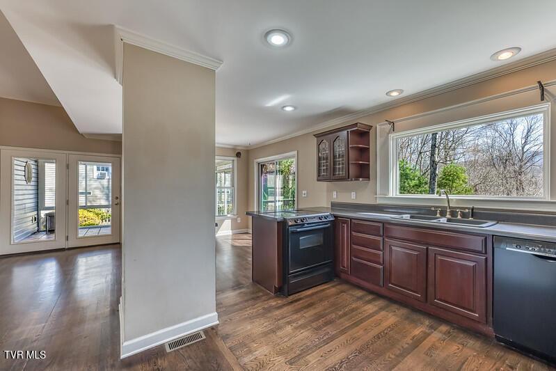 Photo #19: 8 University Place