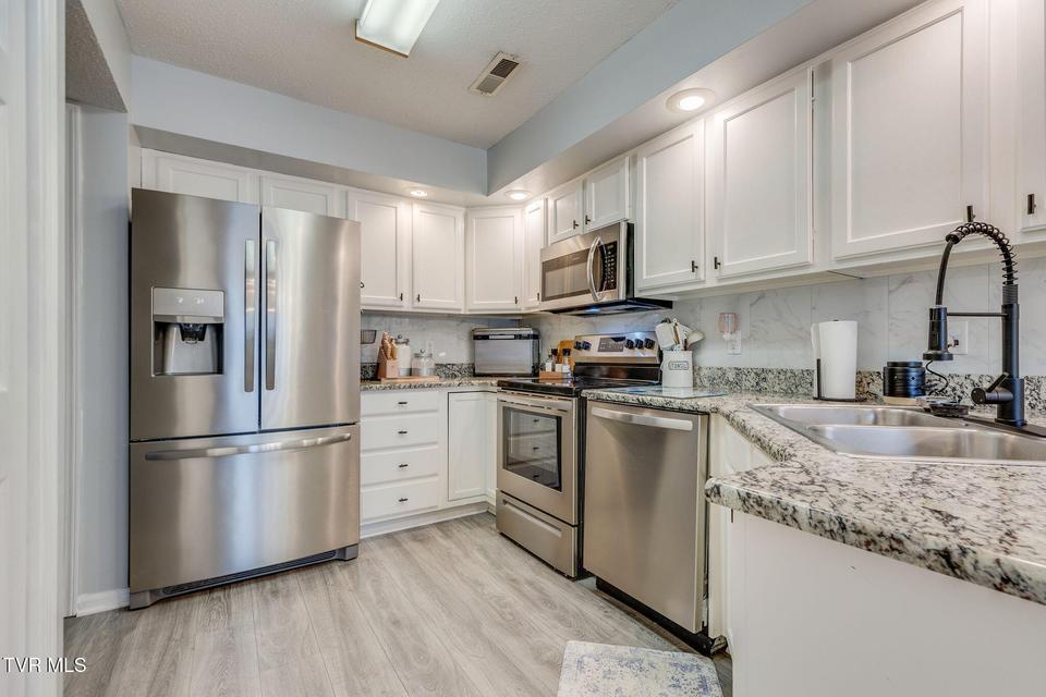 Photo #10: 175 Bentley Parc 