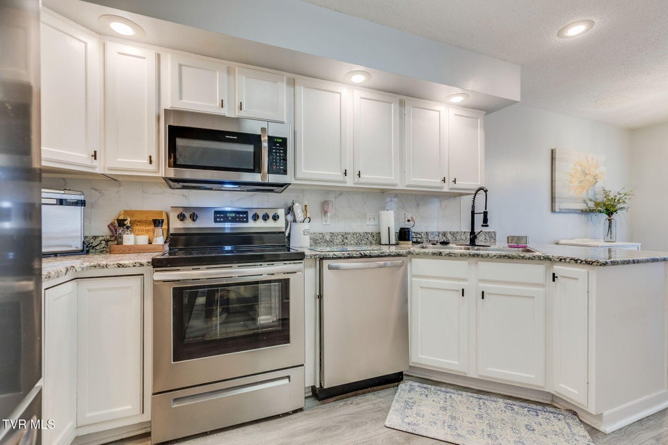 Photo #11: 175 Bentley Parc 