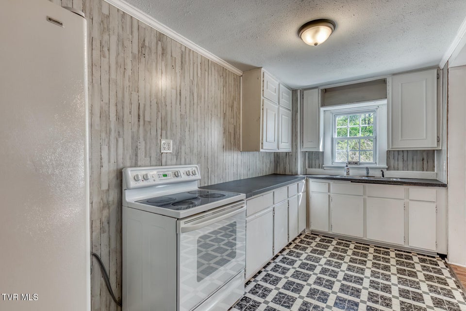 Photo #9: 137 Johnson Street