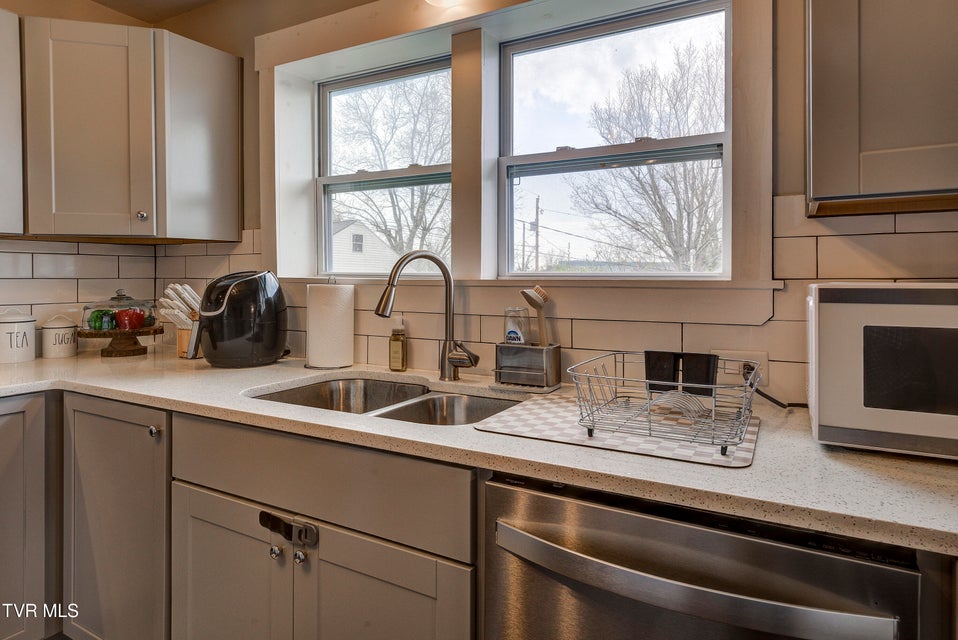 Photo #11: 809 Birch Street