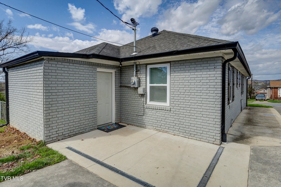 Photo #29: 809 Birch Street