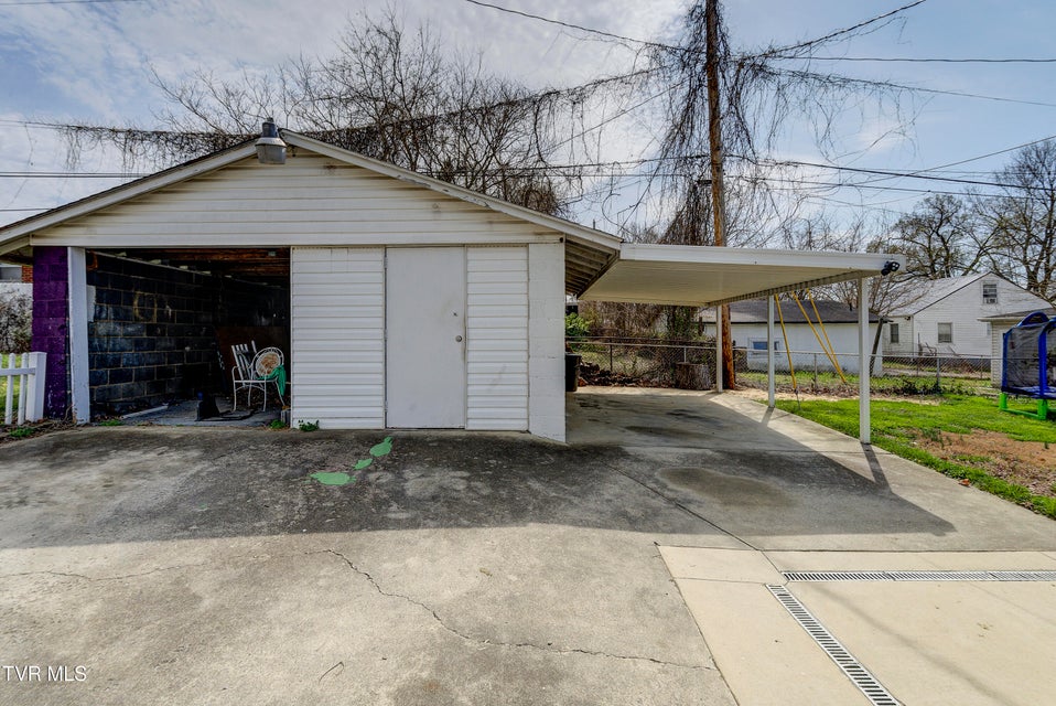 Photo #31: 809 Birch Street