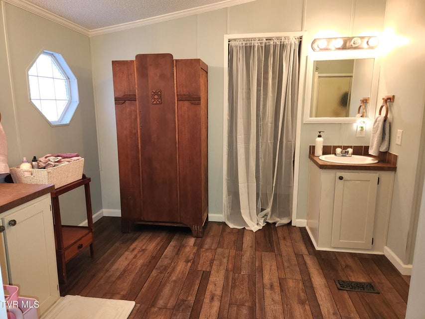 Photo #37: 356 Lories Lane