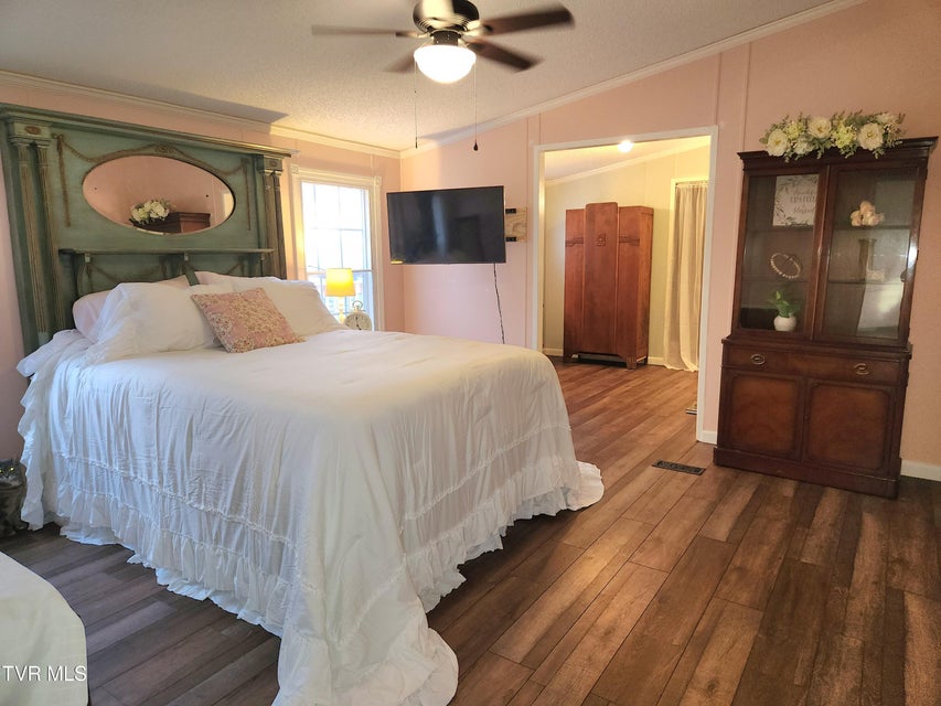 Photo #35: 356 Lories Lane