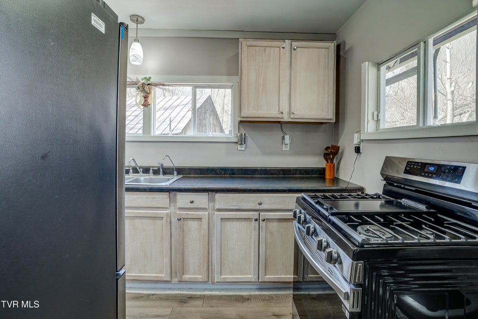 Photo #7: 412 Railroad Street