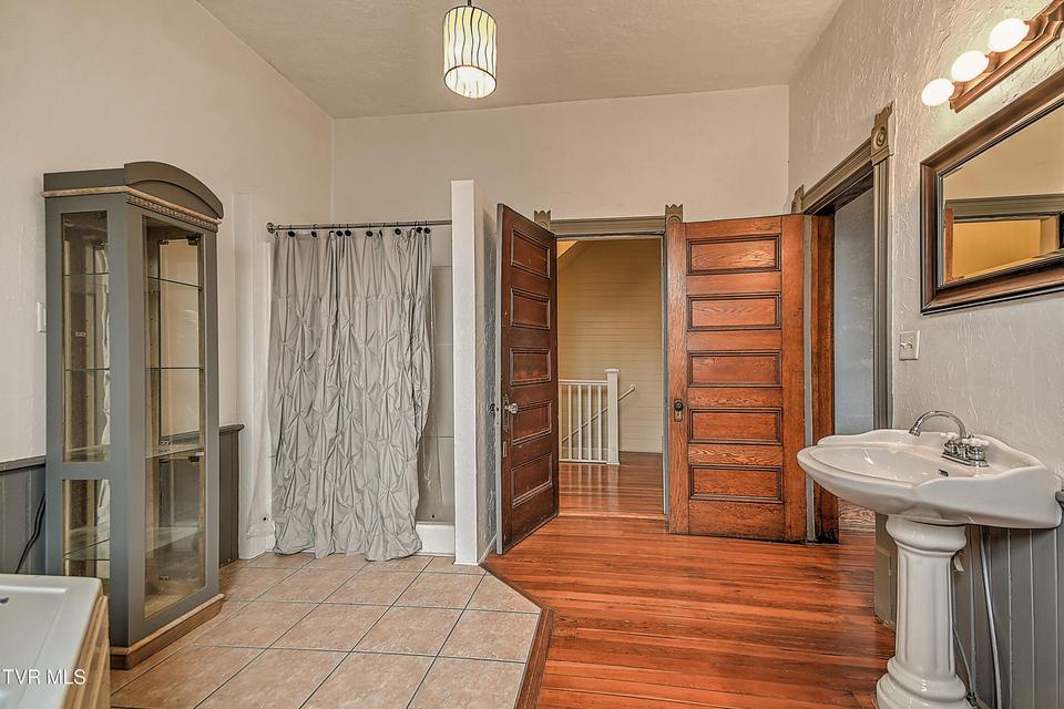 Photo #31: 822 Georgia Avenue