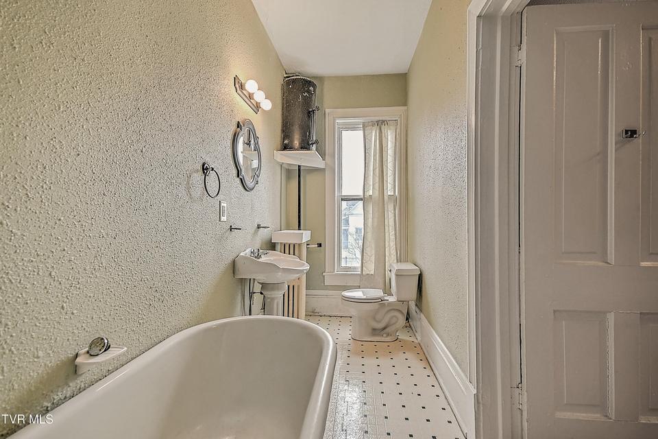 Photo #51: 822 Georgia Avenue