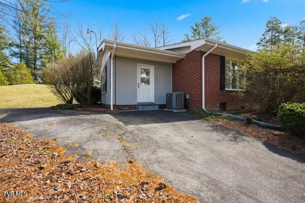 Photo #39: 949 Jefferson Drive