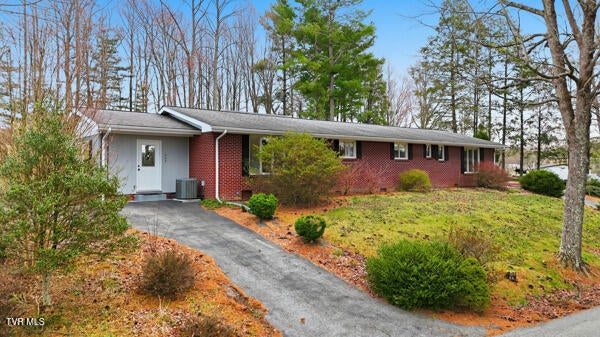 Photo #2: 949 Jefferson Drive