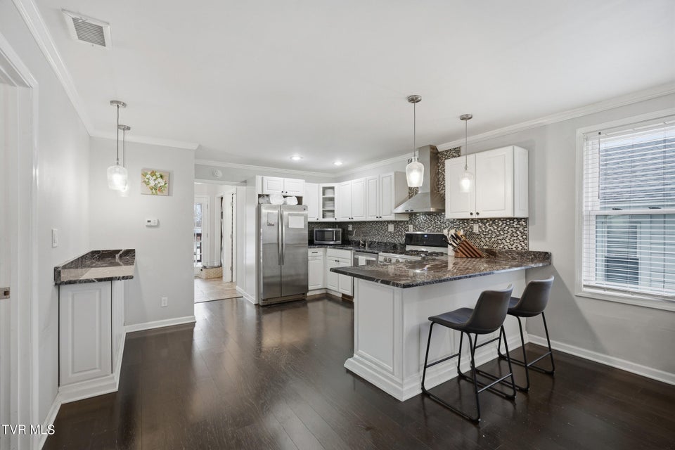 Photo #7: 916 Hillcrest Drive